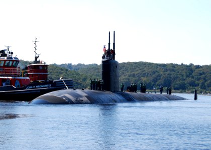 US Navy 110902-N-AW342-071 Tugboats from Naval Submarine Base New London assist the Los Angeles-class attack submarine USS Passadena (SSN 752) the