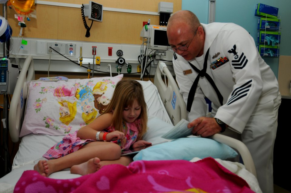 US Navy 110904-N-MN502-033 Engineman 1st Class Gary Klueper, assigned to the littoral combat ship USS Independence (LCS 2), talks with a patient at