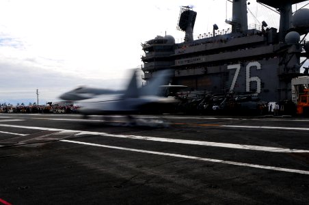 US Navy 110905-N-UO379-897 An F-A-18E Super Hornet lands aboard USS Ronald Reagan (CVN 76) during a tiger cruise air show