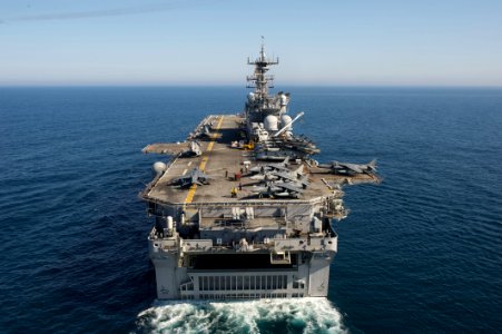 US Navy 110907-N-KD852-130 The amphibious assault ship USS Makin Island (LHD 8) transits off the coast of Southern California conducting flight ope