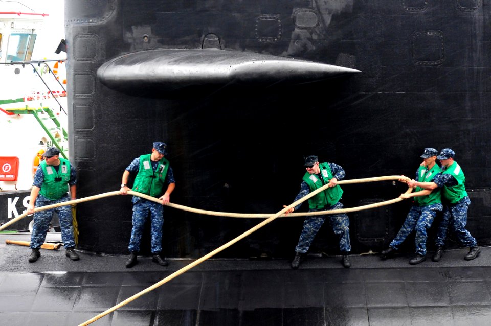 US Navy 110908-N-JH293-126 Sonar Technician (Submarine) 2nd Class Jeff Wiesmaier, left, Chief Fire Control Technician Johnathan Taylor,