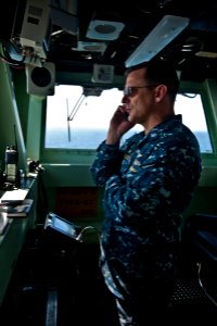 US Navy 110906-N-DX615-056 Capt. Jim Landers, commanding officer of the amphibious assault ship USS Makin Island (LHD 8), relays information via ph