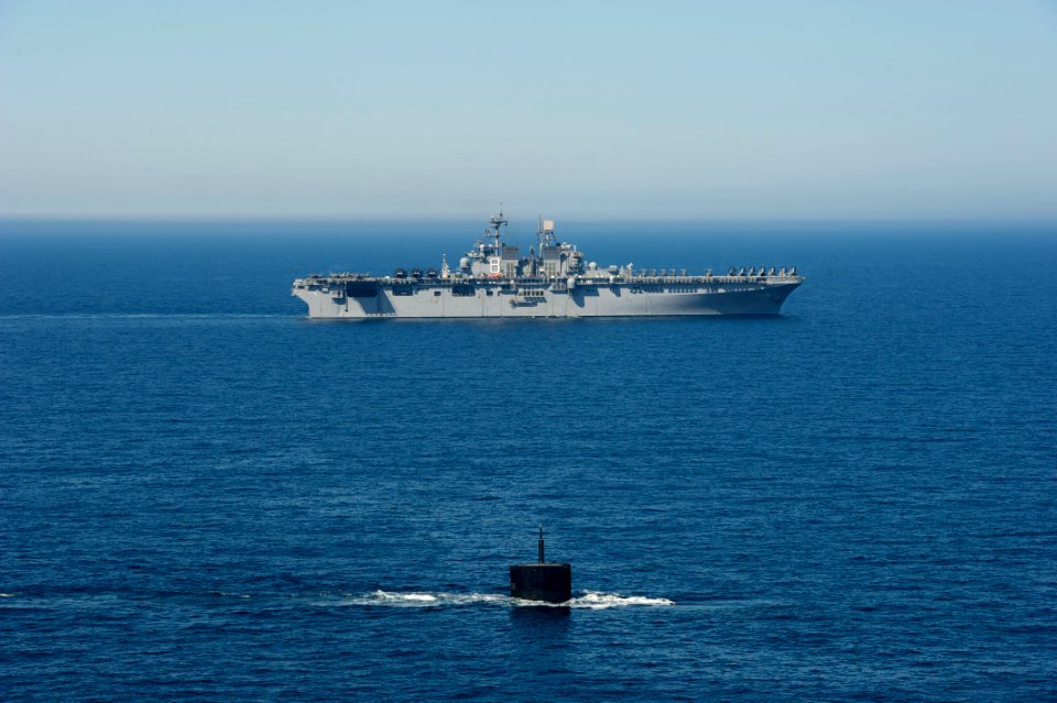 US Navy 110907-N-KD852-297 The Los Angeles-class attack submarine USS Hampton (SSN 767) transits alongside the amphibious assault ship USS Makin I