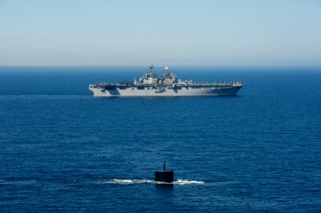 US Navy 110907-N-KD852-297 The Los Angeles-class attack submarine USS Hampton (SSN 767) transits alongside the amphibious assault ship USS Makin I