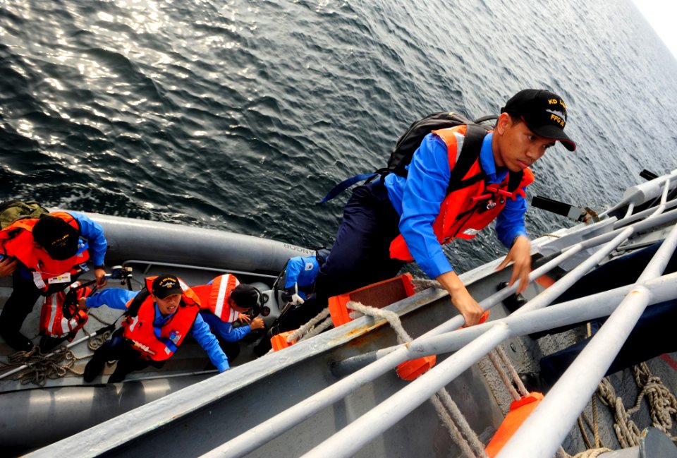 US Navy 110908-N-ZZ999-680 Royal Malaysian navy officers board the Ticonderoga-class guided-missile cruiser USS Mobile Bay (CG 53) d