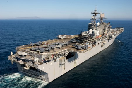 US Navy 110907-N-KD852-132 The amphibious assault ship USS Makin Island (LHD 8) transits off the coast of Southern California conducting flight ope