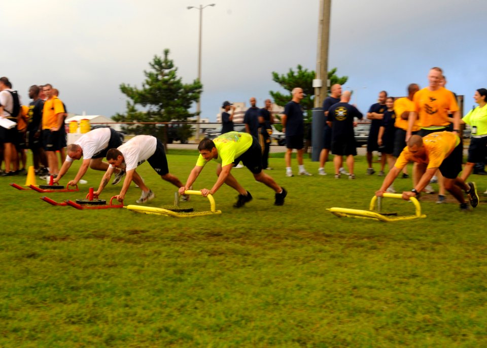 US Navy 110909-N-FI736-364 Chief petty officer selects participate in the Chief Petty Officer Challenge at Naval Station Norfolk