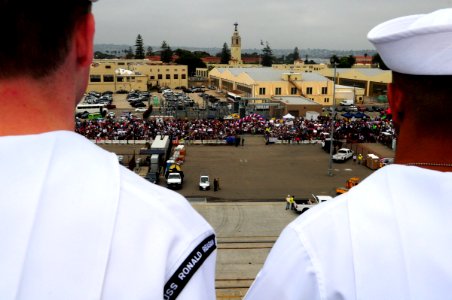 US Navy 110909-N-UO379-182 Sailors man the rails as USS Ronald Reagan (CVN 76) transits the San Diego Bay