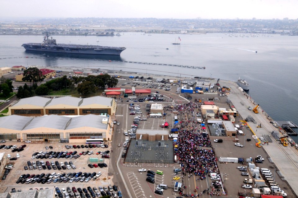 US Navy 110909-N-NB544-098 USS Ronald Reagan (CVN 76) returns to Naval Station San Diego