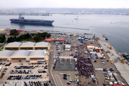 US Navy 110909-N-NB544-098 USS Ronald Reagan (CVN 76) returns to Naval Station San Diego