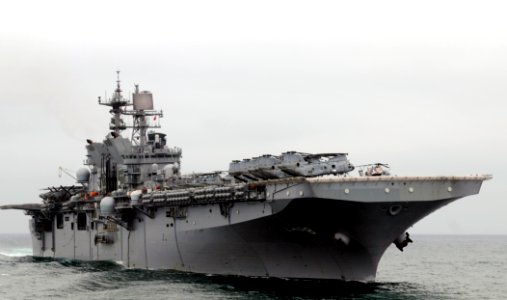 US Navy 110914-N-BC134-231 The amphibious assault ship USS Makin Island (LHD 8) transits the Pacific Ocean