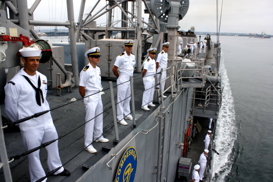 US Navy 110916-N-ZI300-138 Sailors aboard the guided-missile frigate USS Thach (FFG 43) man the rails while arriving in homeport at Naval Base San