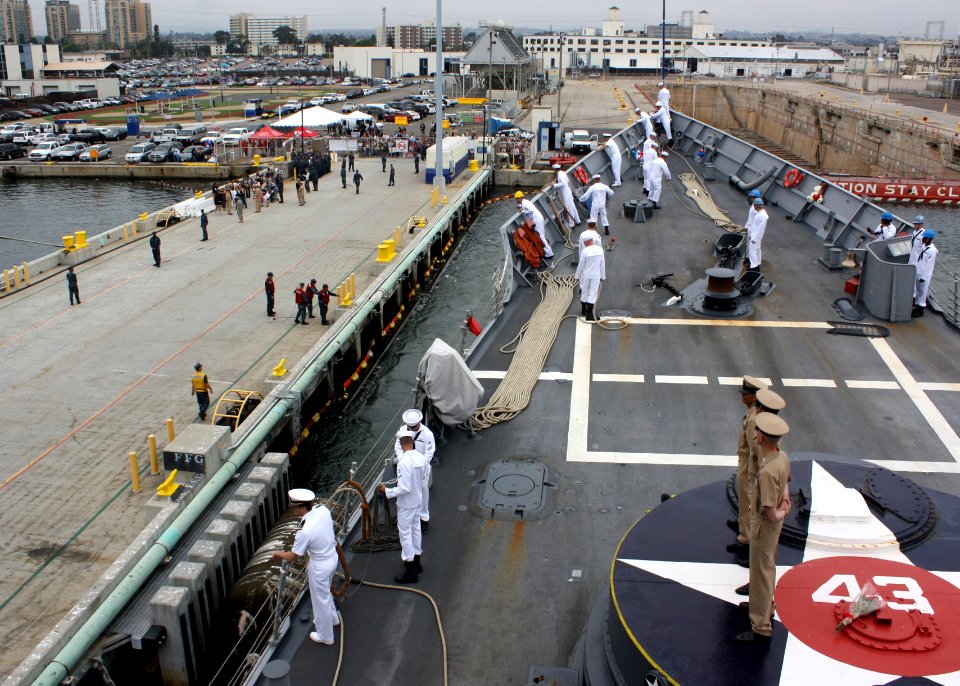 US Navy 110916-N-ZI300-172 The guided-missile frigate USS Thach (FFG 43) arrives in homeport at Naval Base San Diego