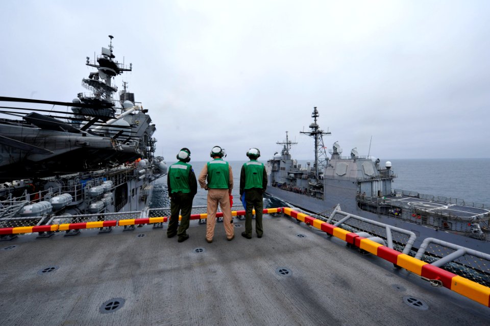 US Navy 110914-N-KS651-134 Marines assigned to the 11th Marine Expeditionary Unit (11th MEU) watch as the amphibious assault ship USS Makin Island