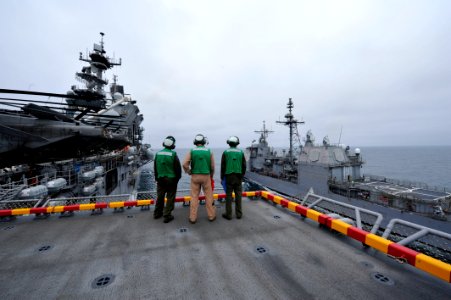 US Navy 110914-N-KS651-134 Marines assigned to the 11th Marine Expeditionary Unit (11th MEU) watch as the amphibious assault ship USS Makin Island