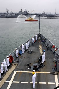 US Navy 110916-N-ZI300-163 Sailors aboard the guided-missile frigate USS Thach (FFG 43) man the rails while arriving in homeport at Naval Base San