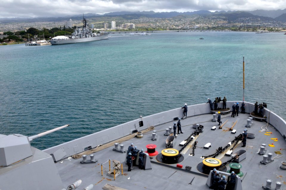 US Navy 110920-N-GW695-048 The amphibious transport dock ship USS Green Bay (LPD 20) transits past USS Missouri (BB 63) and the USS Arizona Memoria