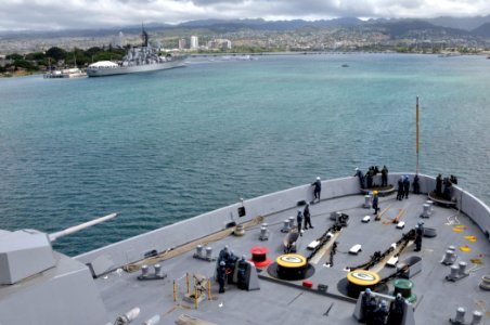 US Navy 110920-N-GW695-048 The amphibious transport dock ship USS Green Bay (LPD 20) transits past USS Missouri (BB 63) and the USS Arizona Memoria