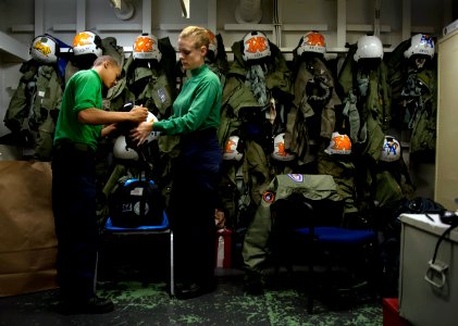 US Navy 110920-N-DR144-021 Sailors assemble a joint helmet mounted cueing system