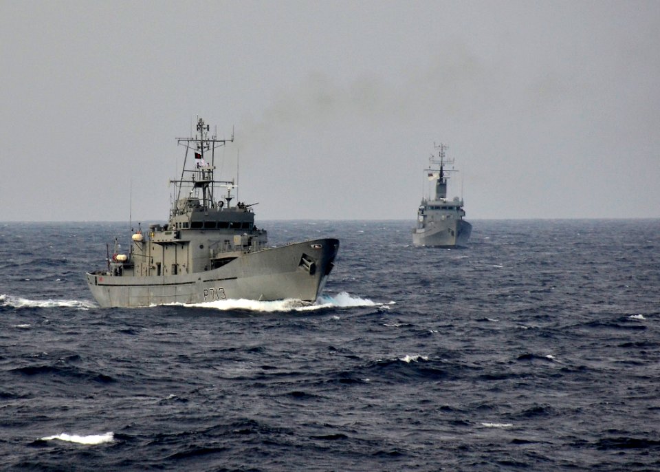 US Navy 110922-N-RI844-011 Bangladesh Navy ships fall in behind the Bangladesh navy frigate BNS Bangabandhu (F 25) during exercises with the U.S. N
