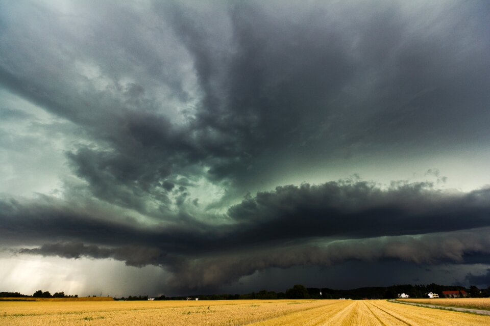 Shelf cloud squall line storm front