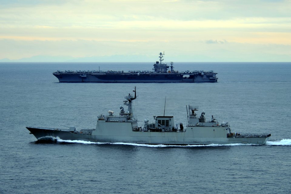 US Navy 110929-N-DS193-001 The Republic of Korea destroyer Wang Geon (DDH 978), front, escorts the aircraft carrier USS George Washington (CVN 73)