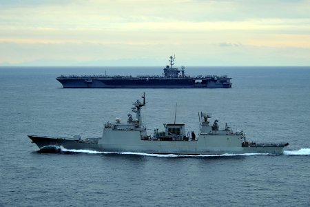 US Navy 110929-N-DS193-001 The Republic of Korea destroyer Wang Geon (DDH 978), front, escorts the aircraft carrier USS George Washington (CVN 73)