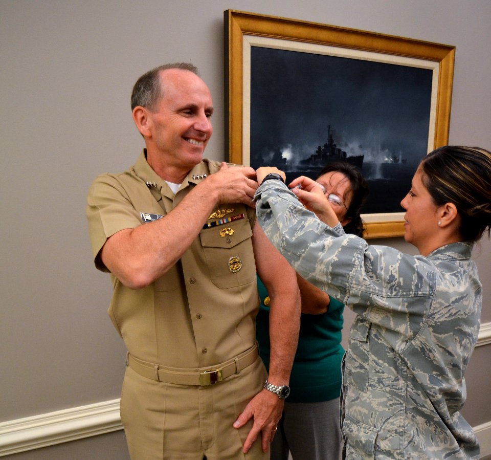 US Navy 110927-N-FC670-020 Chief of Naval Operations (CNO) Adm. Jonathan Greenert receives his annual flu vaccine at the Pentagon