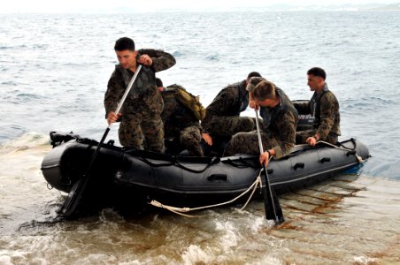 US Navy 111004-N-KM175-015 Marines assigned to Amphibious Reconnaissance Platoon, 31st Marine Expeditionary Unit (31st MEU)