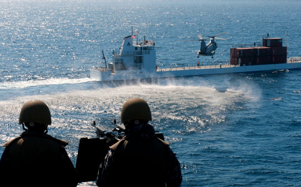US Navy 111001-N-PB383-091 Sailors aboard the San Antonio-class amphibious transport dock ship USS New Orleans (LPD 18) observe a UH-1Y Huey helico