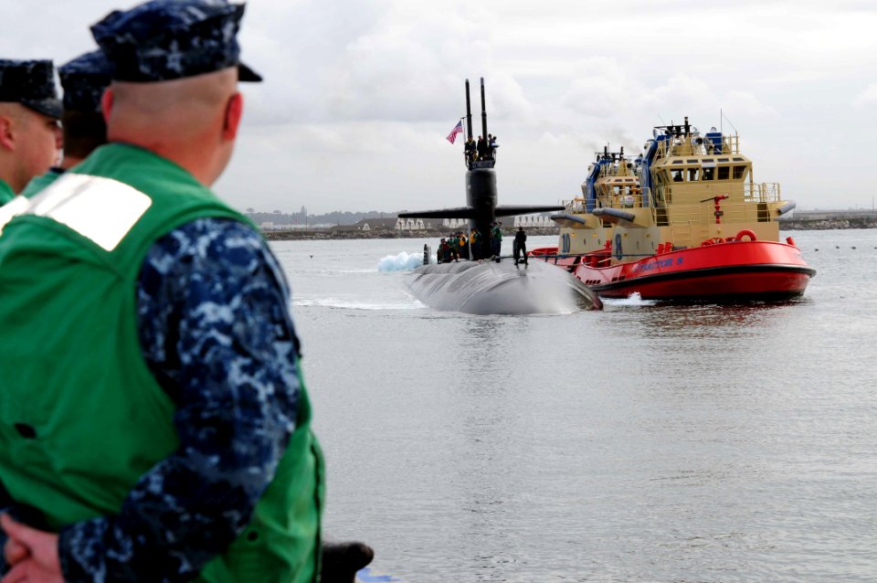 US Navy 111005-N-HG315-001 Line handlers prepare to tie the Los Angeles-class fast-attack submarine USS La Jolla (SSN 701) to the pier at Naval Bas