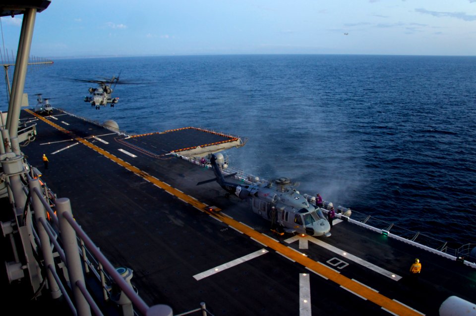 US Navy 111003-N-ZC343-082 Marines assigned to Marine Heavy Helicopter Squadron (HMH) 466 practice takeoffs and landings