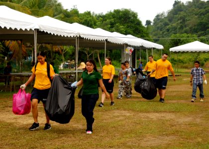 US Navy 111003-N-NJ145-012 Sailors assigned to the guided-missile destroyers USS Dewey (DDG-105) and USS Pinckney (DDG-91) help students collect tr