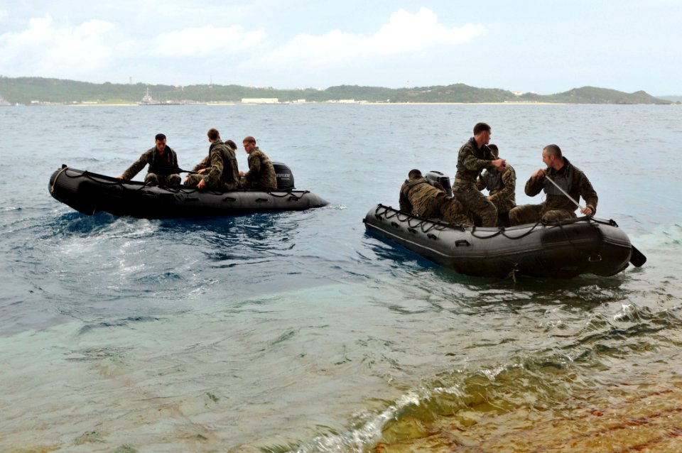 US Navy 111004-N-KM175-019 Marines assigned to Amphibious Reconnaissance Platoon, 31st Marine Expeditionary Unit (31st MEU)