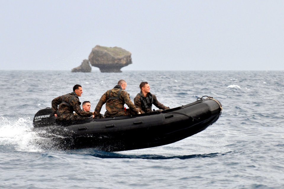 US Navy 111004-N-KM175-084 Marines assigned to Amphibious Reconnaissance Platoon, 31st Marine Expeditionary Unit (31st MEU) conduct combat rubber r