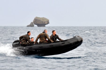 US Navy 111004-N-KM175-084 Marines assigned to Amphibious Reconnaissance Platoon, 31st Marine Expeditionary Unit (31st MEU) conduct combat rubber r photo