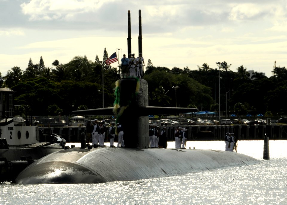 US Navy 111005-N-UK333-038 The Los Angeles-class submarine USS Bremerton (SSN 698) returns to Joint Base Pearl Harbor-Hickam
