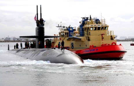 US Navy 111005-N-HG315-002 The Los Angeles-class fast-attack submarine USS La Jolla (SSN 701) enters San Diego Harbor