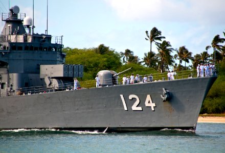 US Navy 111010-N-RI844-025 The Japan Maritime Self-Defense Force Hatsuyuki-class destroyer JS Mineyuki (DD 124) arrives at Joint Base Pearl Harbor