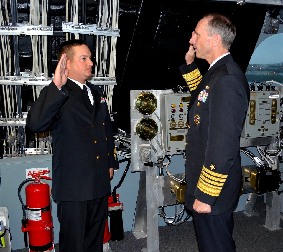 US Navy 111019-N-FC670-290 Chief of Naval Operations (CNO) Adm. Jonathan Greenert reenlists Chief Quartermaster Tyler Smith, from Eugene, Ore