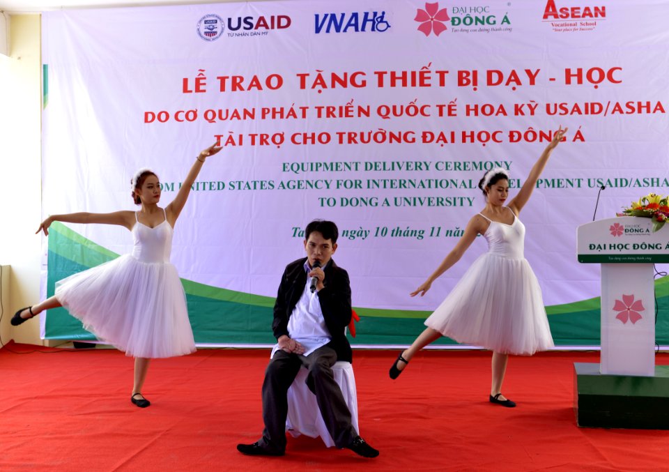 USAID gives educational equipment to Dong A University’s Quang Nam campus (22948999656)
