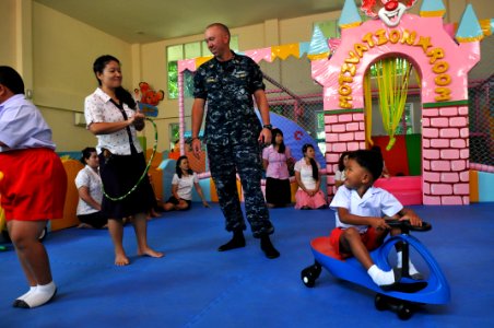US Navy 111025-N-WW409-212 Senior Chief Operations Specialist Michael Drumm, assigned to the guided-missile destroyer USS Mustin (DDG 89), talks wi