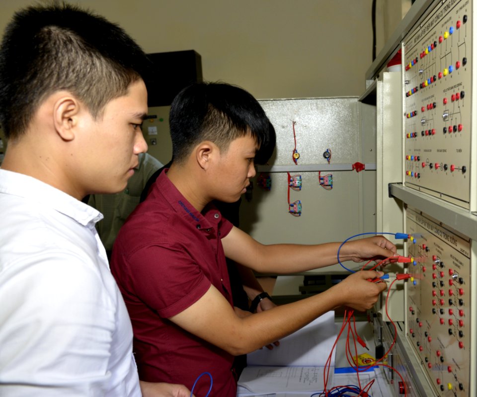 USAID gives educational equipment to Dong A University’s Quang Nam campus (22353818423)