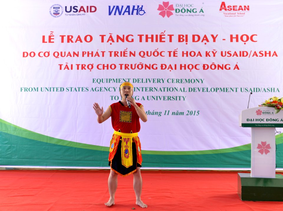USAID gives educational equipment to Dong A University’s Quang Nam campus (22786996570)