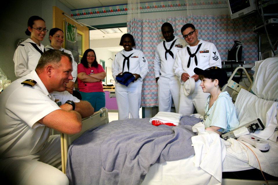 US Navy 111025-N-YM440-250 Cmdr. Tom Kait, commanding officer of the amphibious transport dock ship USS San Antonio (LPD 17) visits a patient at Me
