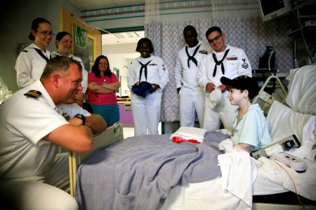 US Navy 111025-N-YM440-250 Cmdr. Tom Kait, commanding officer of the amphibious transport dock ship USS San Antonio (LPD 17) visits a patient at Me