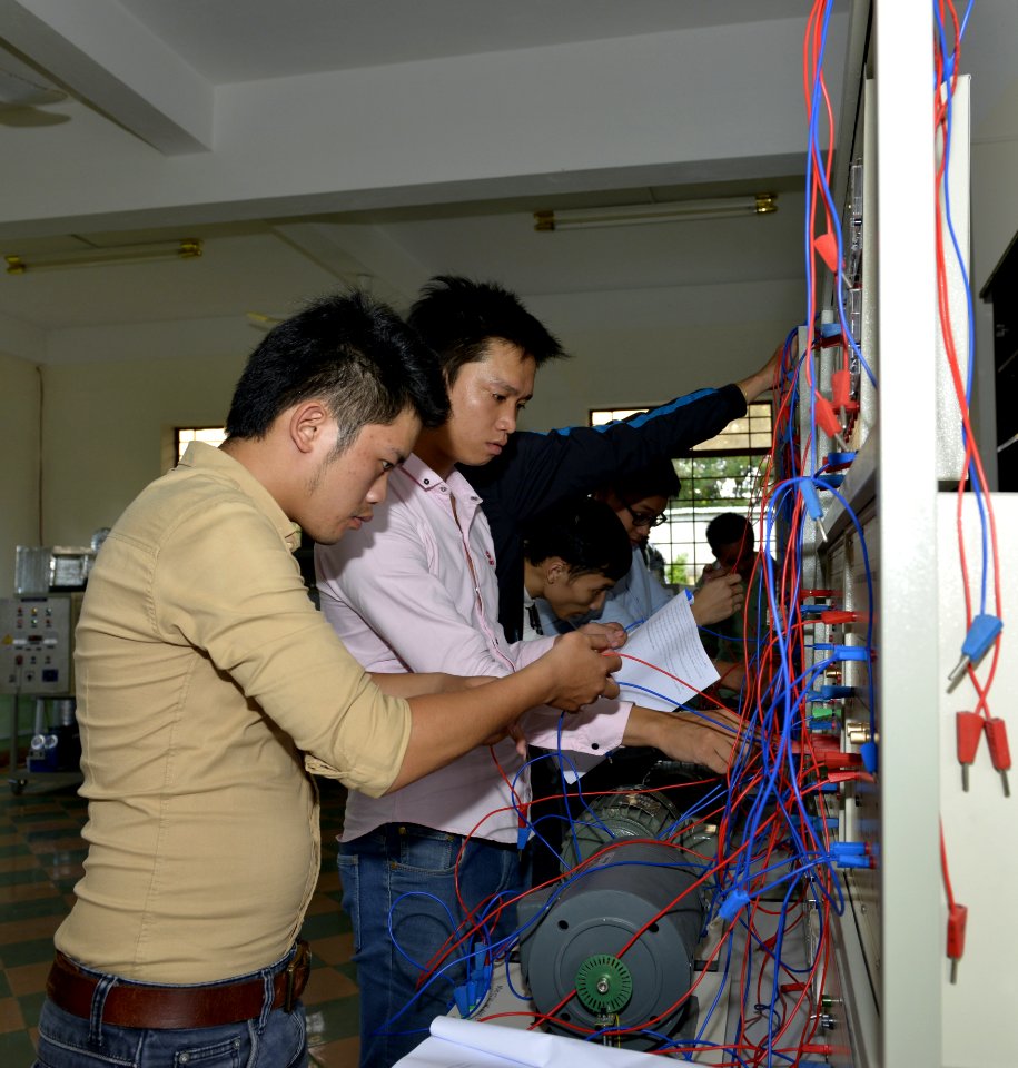 USAID gives educational equipment to Dong A University’s Quang Nam campus (22948969886)