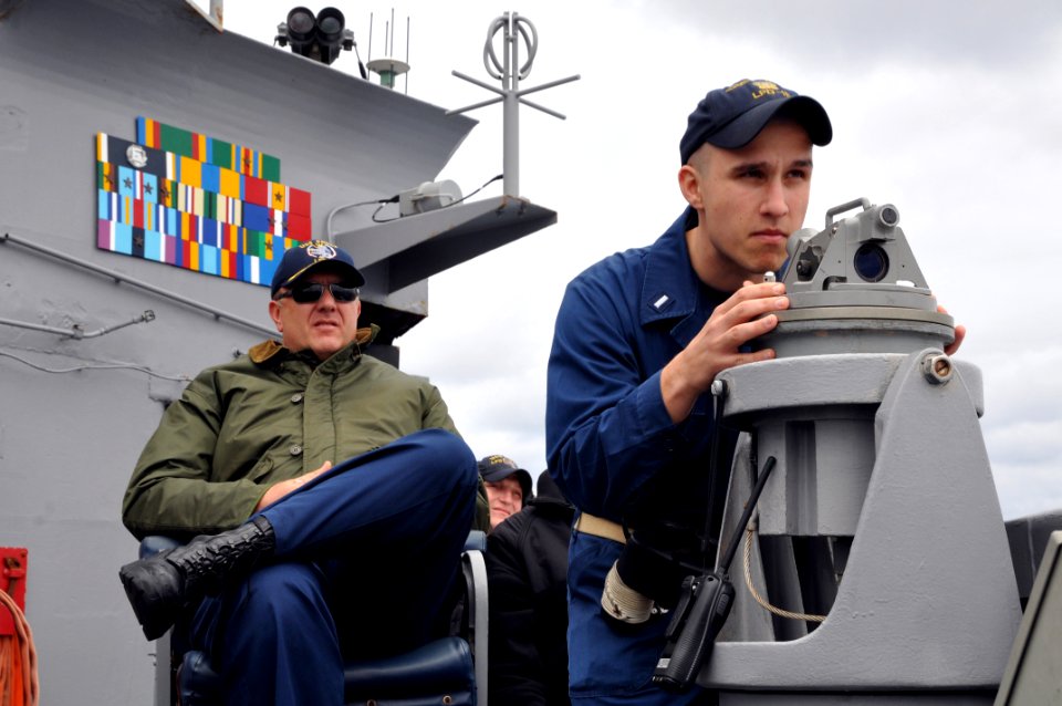 US Navy 111029-N-YX169-247 Cmdr. Cole Hayes, left, commanding officer of the amphibious transport dock ship USS Ponce (LPD 15), watches as Lt. j.g