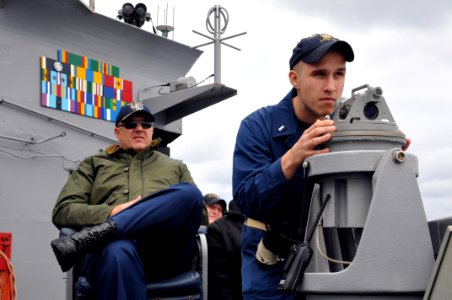 US Navy 111029-N-YX169-247 Cmdr. Cole Hayes, left, commanding officer of the amphibious transport dock ship USS Ponce (LPD 15), watches as Lt. j.g