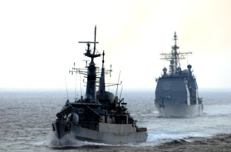 US Navy 111102-N-XQ375-340 The Pakistani navy destroyer PNS Shahjahan (D 186), left, and the guided-missile cruiser USS Mobile Bay (CG 53) transit